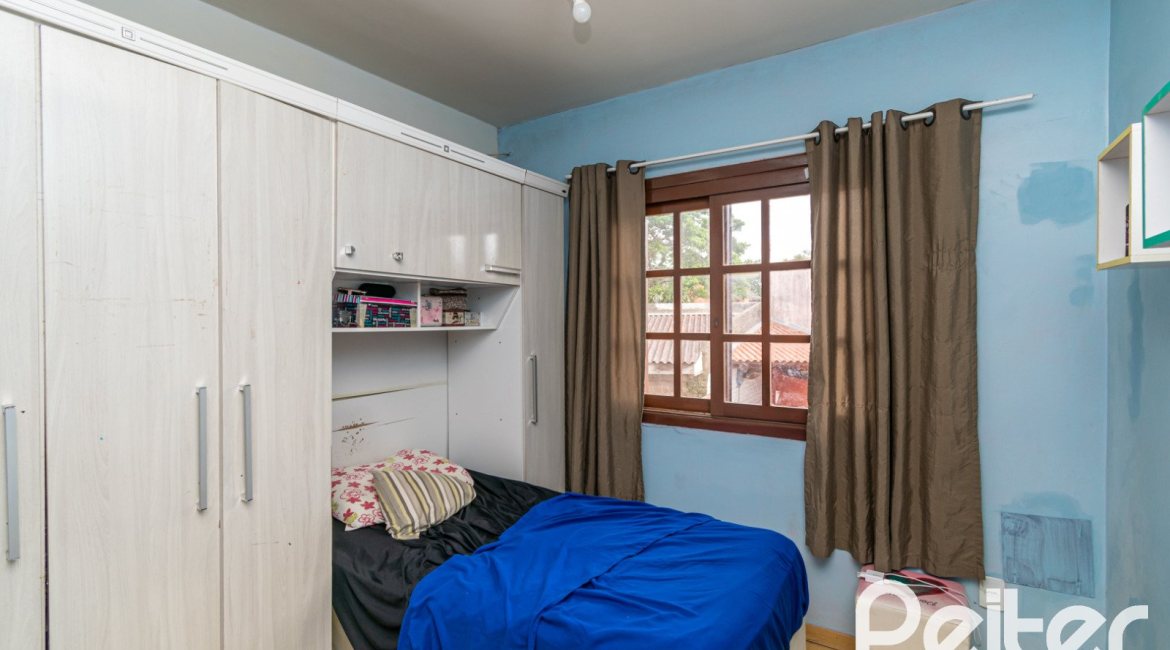 Casa à venda com 137m², 3 dormitórios, 2 vagas, no bairro Guarujá em Porto Alegre