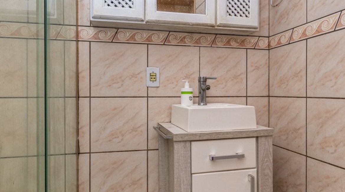 Casa à venda com 137m², 3 dormitórios, 2 vagas, no bairro Guarujá em Porto Alegre