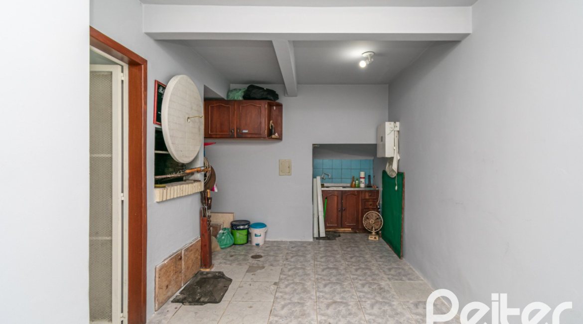 Casa à venda com 137m², 3 dormitórios, 2 vagas, no bairro Guarujá em Porto Alegre