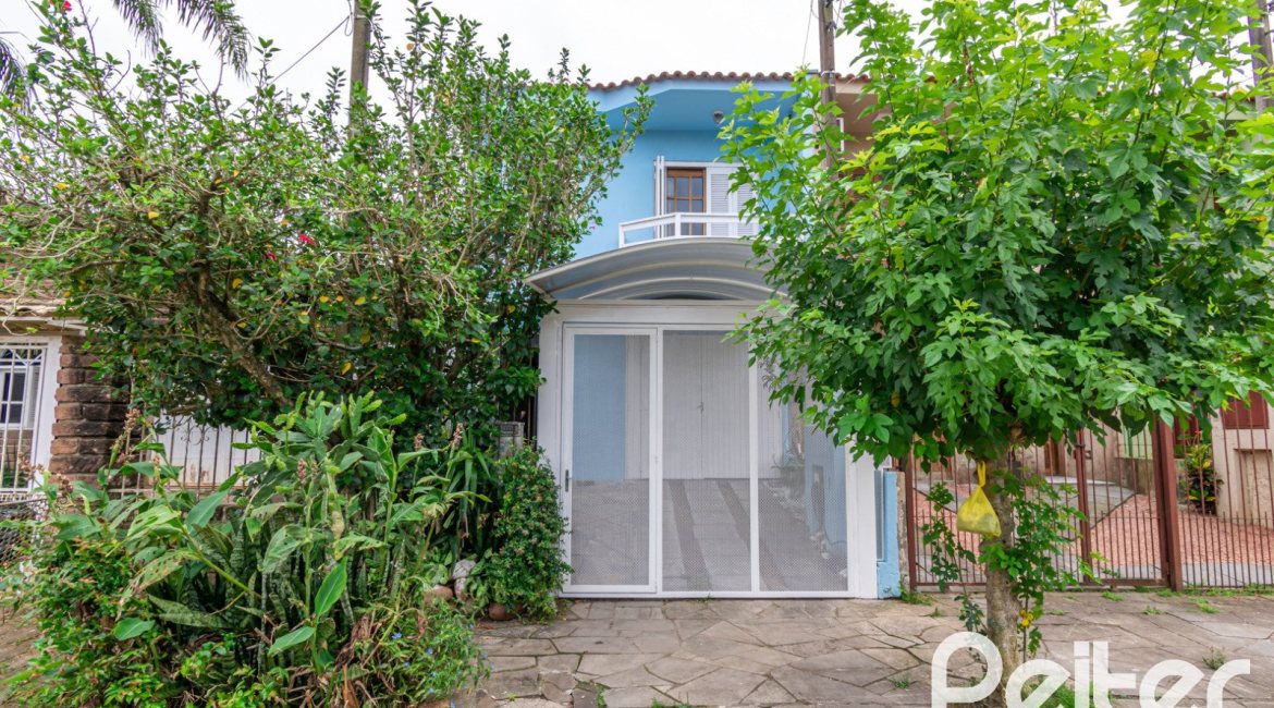 Casa à venda com 137m², 3 dormitórios, 2 vagas, no bairro Guarujá em Porto Alegre