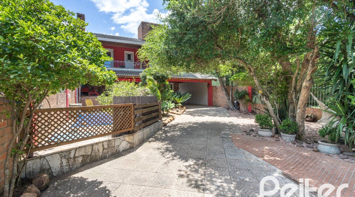 Casa à venda com 274m², 4 dormitórios, 1 suíte, 6 vagas, no bairro Ipanema em Porto Alegre