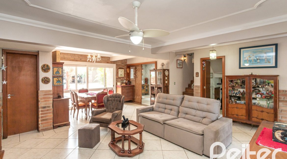 Casa à venda com 274m², 4 dormitórios, 1 suíte, 6 vagas, no bairro Ipanema em Porto Alegre