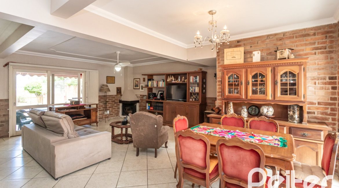 Casa à venda com 274m², 4 dormitórios, 1 suíte, 6 vagas, no bairro Ipanema em Porto Alegre