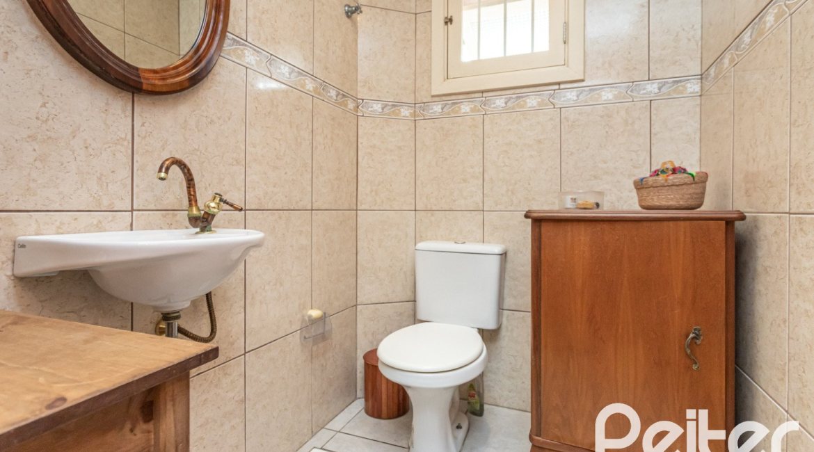 Casa à venda com 274m², 4 dormitórios, 1 suíte, 6 vagas, no bairro Ipanema em Porto Alegre