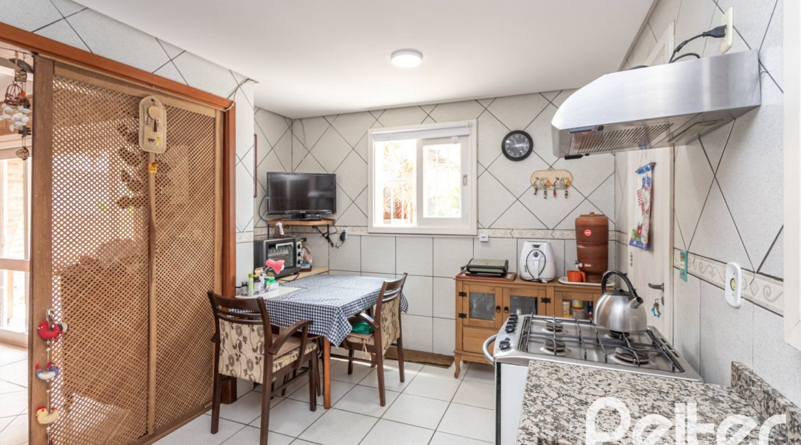 Casa à venda com 274m², 4 dormitórios, 1 suíte, 6 vagas, no bairro Ipanema em Porto Alegre