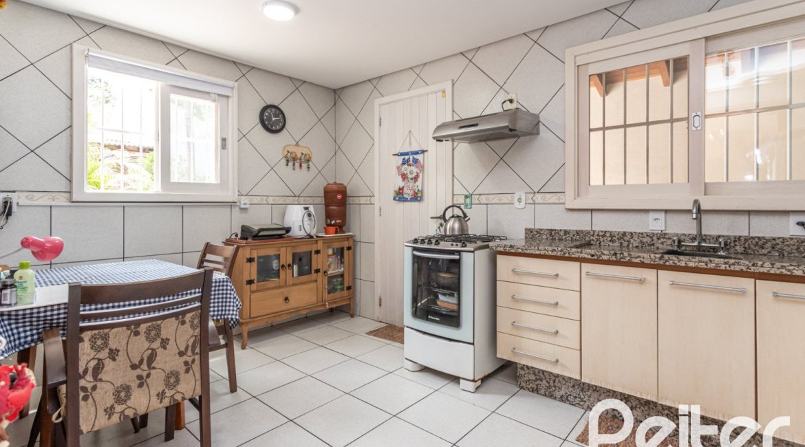 Casa à venda com 274m², 4 dormitórios, 1 suíte, 6 vagas, no bairro Ipanema em Porto Alegre