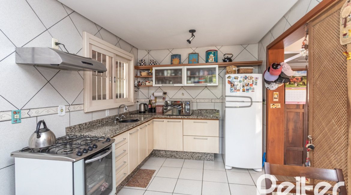 Casa à venda com 274m², 4 dormitórios, 1 suíte, 6 vagas, no bairro Ipanema em Porto Alegre