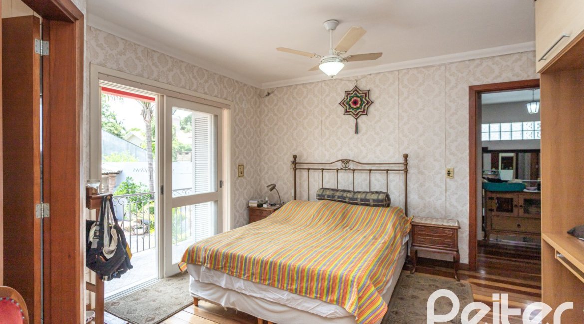 Casa à venda com 274m², 4 dormitórios, 1 suíte, 6 vagas, no bairro Ipanema em Porto Alegre