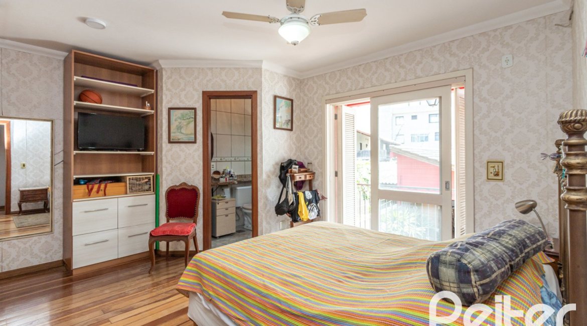 Casa à venda com 274m², 4 dormitórios, 1 suíte, 6 vagas, no bairro Ipanema em Porto Alegre