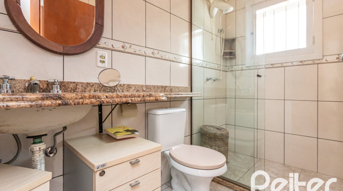 Casa à venda com 274m², 4 dormitórios, 1 suíte, 6 vagas, no bairro Ipanema em Porto Alegre