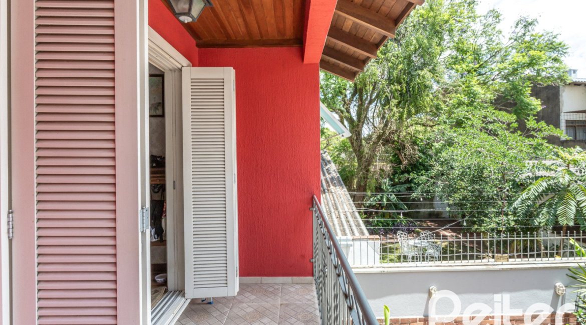 Casa à venda com 274m², 4 dormitórios, 1 suíte, 6 vagas, no bairro Ipanema em Porto Alegre