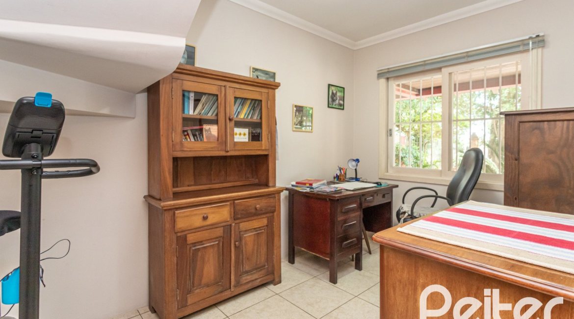 Casa à venda com 274m², 4 dormitórios, 1 suíte, 6 vagas, no bairro Ipanema em Porto Alegre