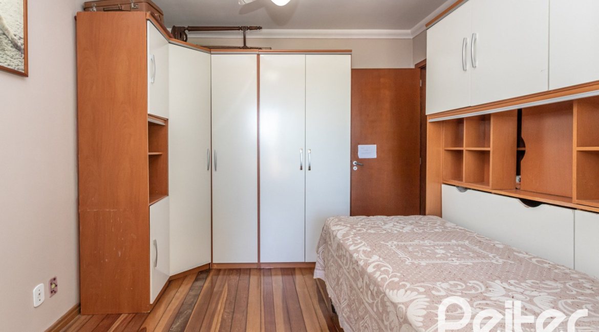 Casa à venda com 274m², 4 dormitórios, 1 suíte, 6 vagas, no bairro Ipanema em Porto Alegre