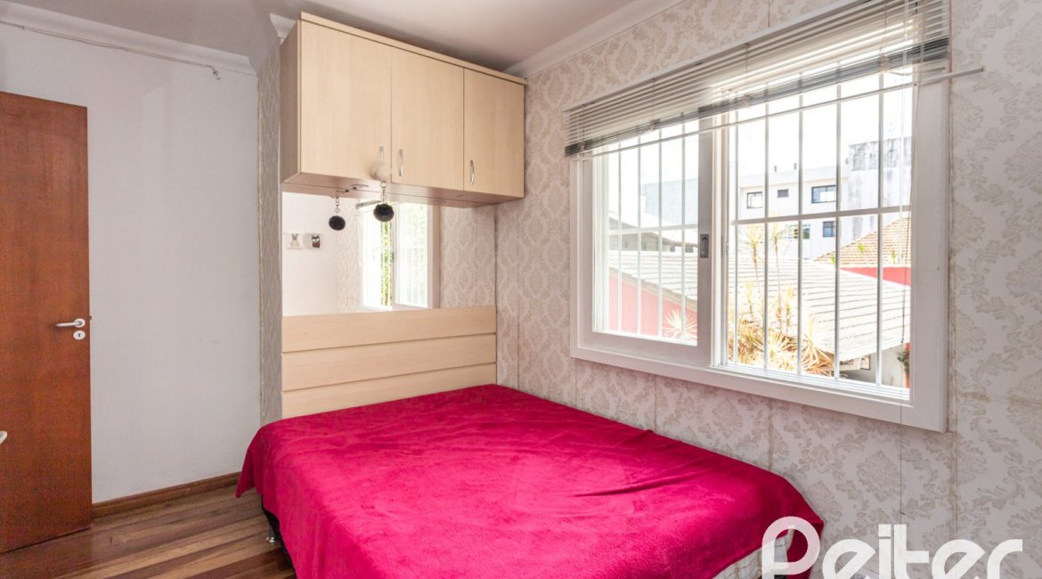 Casa à venda com 274m², 4 dormitórios, 1 suíte, 6 vagas, no bairro Ipanema em Porto Alegre