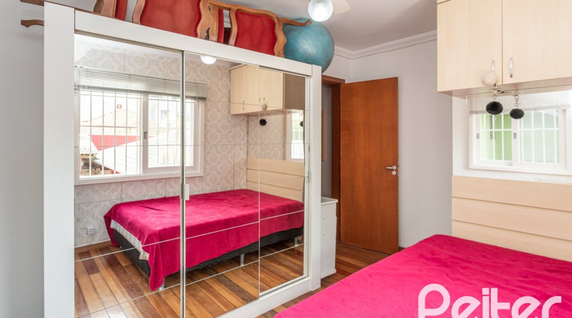 Casa à venda com 274m², 4 dormitórios, 1 suíte, 6 vagas, no bairro Ipanema em Porto Alegre