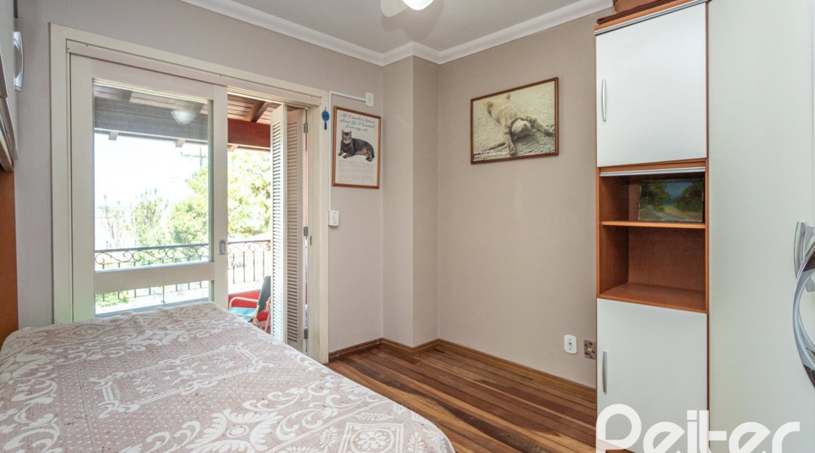 Casa à venda com 274m², 4 dormitórios, 1 suíte, 6 vagas, no bairro Ipanema em Porto Alegre