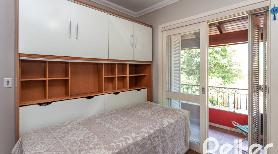 Casa à venda com 274m², 4 dormitórios, 1 suíte, 6 vagas, no bairro Ipanema em Porto Alegre