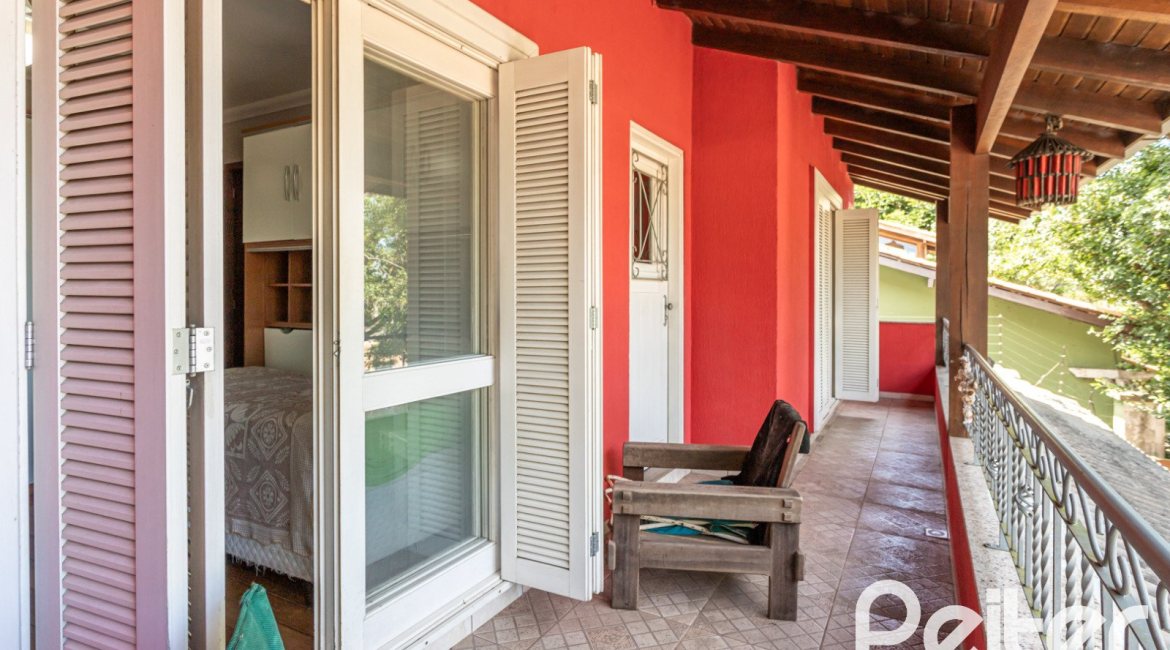 Casa à venda com 274m², 4 dormitórios, 1 suíte, 6 vagas, no bairro Ipanema em Porto Alegre