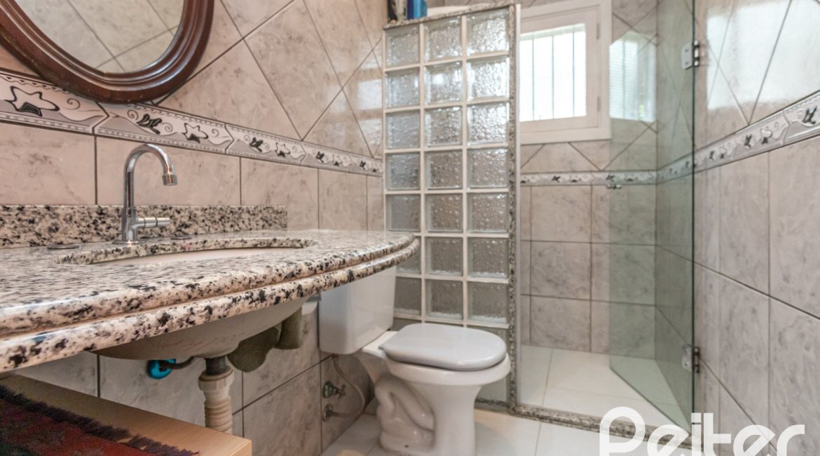 Casa à venda com 274m², 4 dormitórios, 1 suíte, 6 vagas, no bairro Ipanema em Porto Alegre