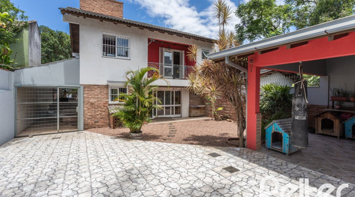 Casa à venda com 274m², 4 dormitórios, 1 suíte, 6 vagas, no bairro Ipanema em Porto Alegre