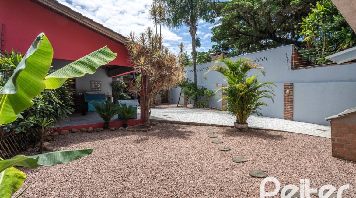 Casa à venda com 274m², 4 dormitórios, 1 suíte, 6 vagas, no bairro Ipanema em Porto Alegre