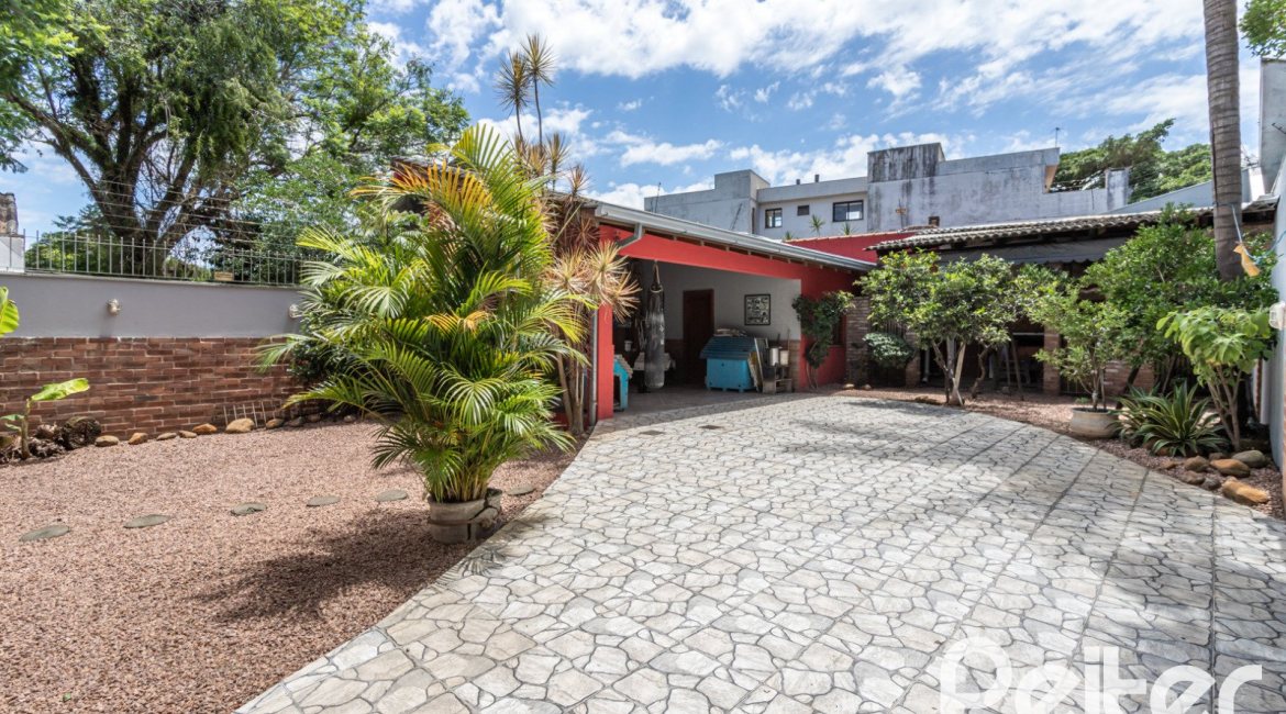 Casa à venda com 274m², 4 dormitórios, 1 suíte, 6 vagas, no bairro Ipanema em Porto Alegre