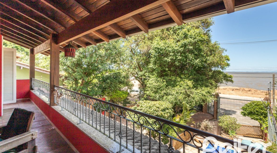 Casa à venda com 274m², 4 dormitórios, 1 suíte, 6 vagas, no bairro Ipanema em Porto Alegre