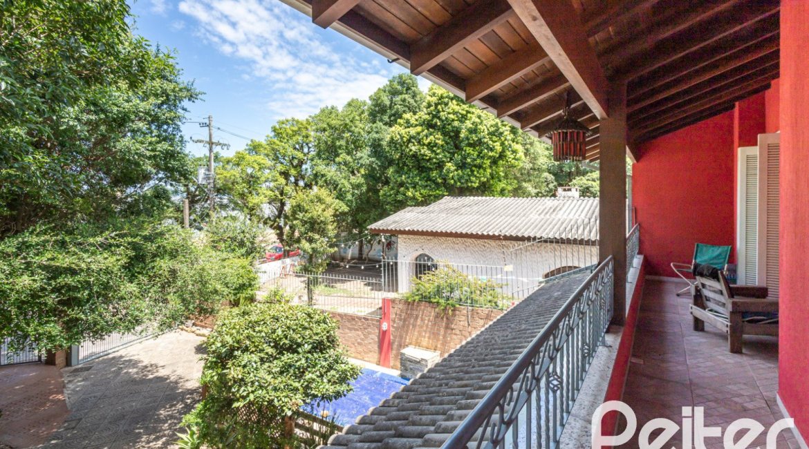 Casa à venda com 274m², 4 dormitórios, 1 suíte, 6 vagas, no bairro Ipanema em Porto Alegre