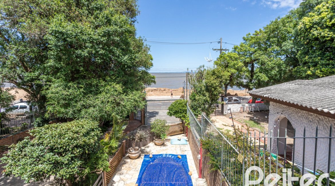 Casa à venda com 274m², 4 dormitórios, 1 suíte, 6 vagas, no bairro Ipanema em Porto Alegre