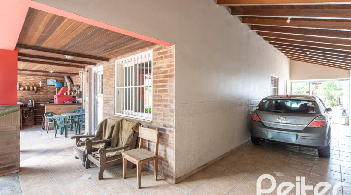 Casa à venda com 274m², 4 dormitórios, 1 suíte, 6 vagas, no bairro Ipanema em Porto Alegre