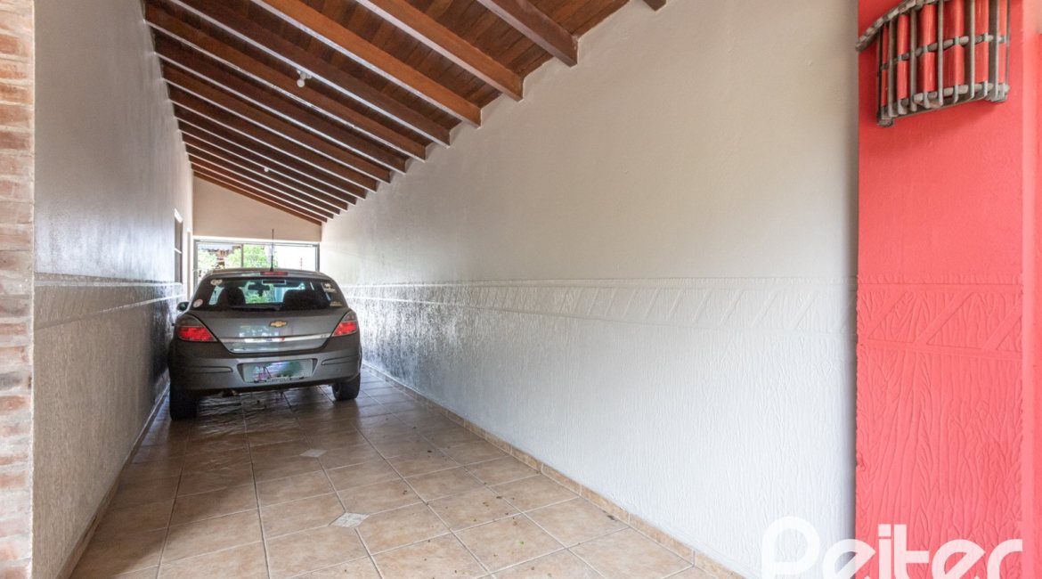 Casa à venda com 274m², 4 dormitórios, 1 suíte, 6 vagas, no bairro Ipanema em Porto Alegre