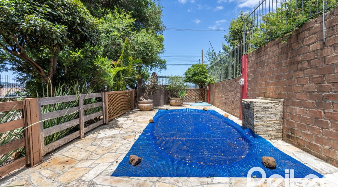 Casa à venda com 274m², 4 dormitórios, 1 suíte, 6 vagas, no bairro Ipanema em Porto Alegre