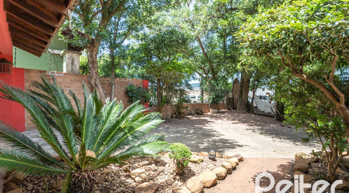 Casa à venda com 274m², 4 dormitórios, 1 suíte, 6 vagas, no bairro Ipanema em Porto Alegre