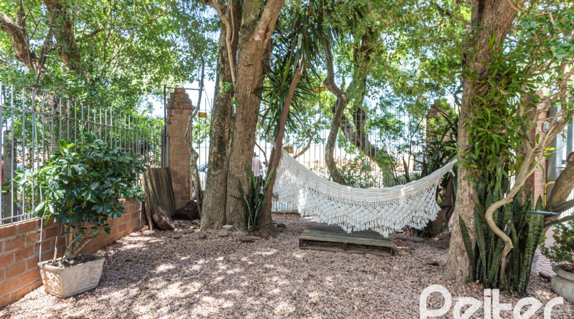 Casa à venda com 274m², 4 dormitórios, 1 suíte, 6 vagas, no bairro Ipanema em Porto Alegre