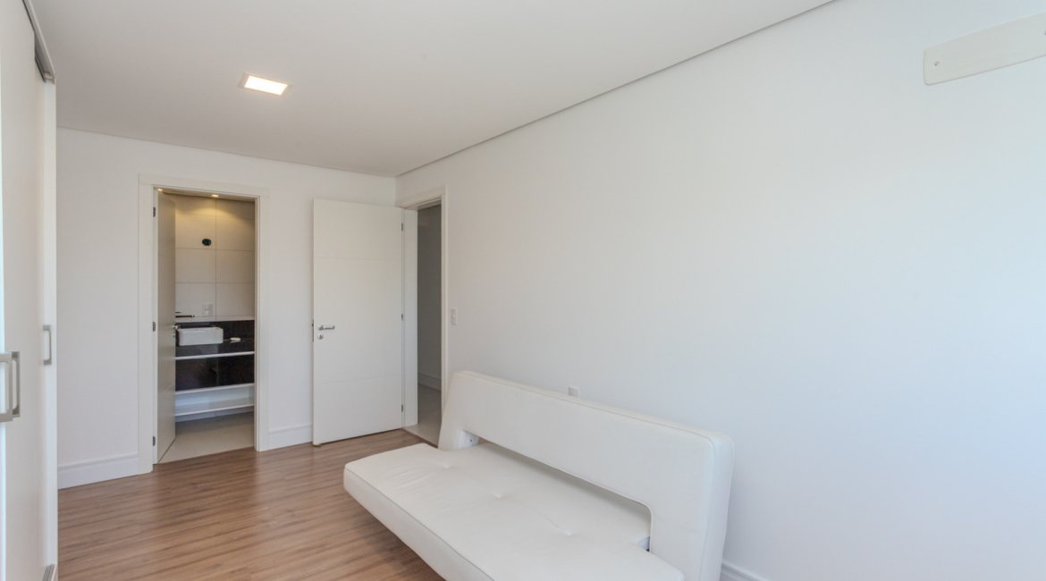 Apartamento à venda com 133m², 3 dormitórios, 3 suítes, 2 vagas, no bairro Tristeza em PORTO ALEGRE