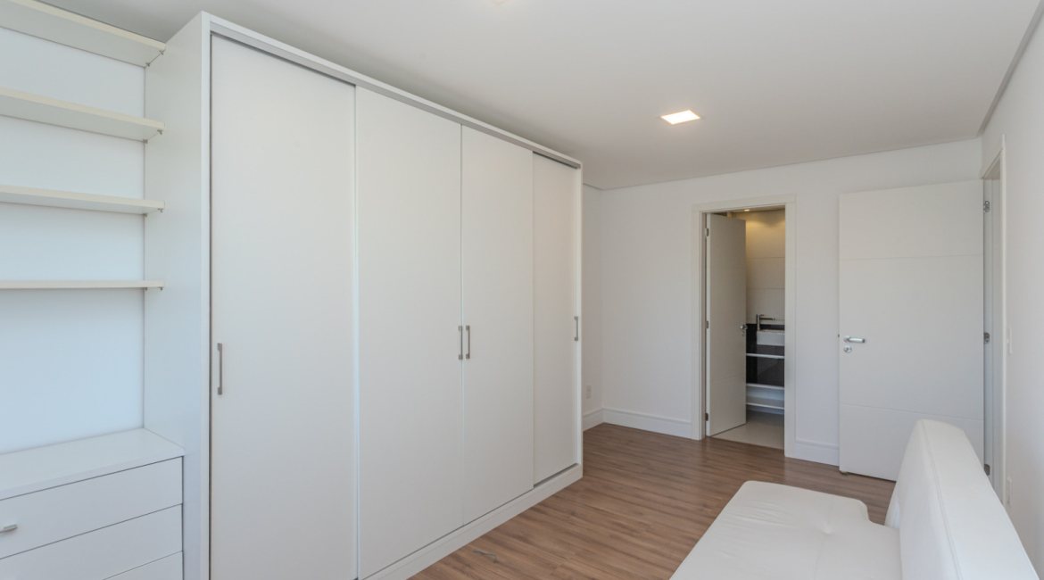Apartamento à venda com 133m², 3 dormitórios, 3 suítes, 2 vagas, no bairro Tristeza em PORTO ALEGRE