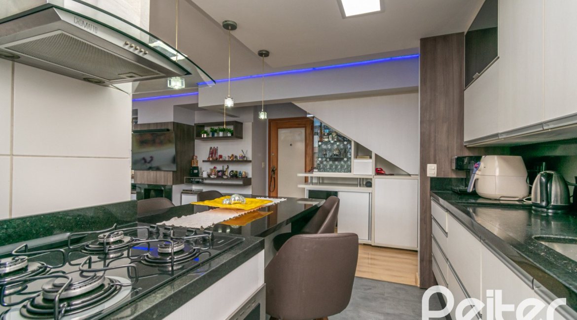 Cobertura à venda com 175m², 3 dormitórios, 1 suíte, 3 vagas, no bairro Tristeza em Porto Alegre