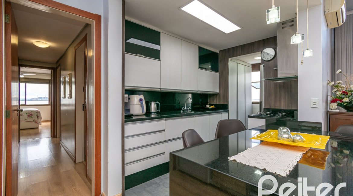 Cobertura à venda com 175m², 3 dormitórios, 1 suíte, 3 vagas, no bairro Tristeza em Porto Alegre