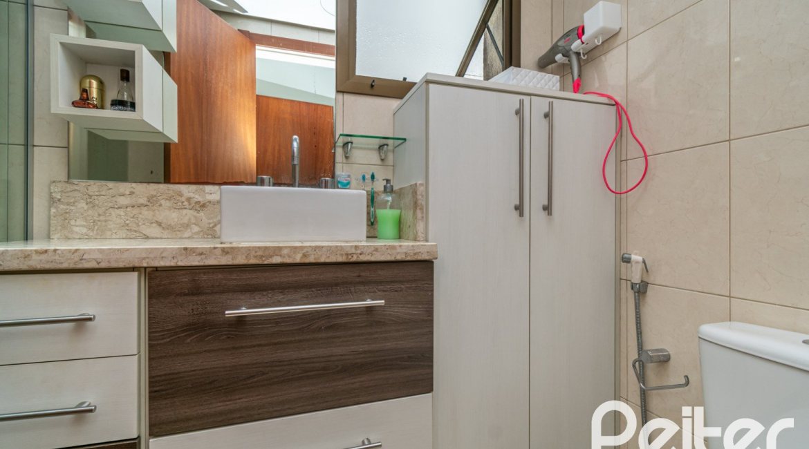 Cobertura à venda com 175m², 3 dormitórios, 1 suíte, 3 vagas, no bairro Tristeza em Porto Alegre