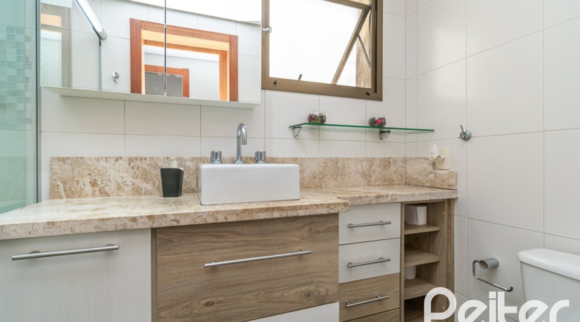 Cobertura à venda com 175m², 3 dormitórios, 1 suíte, 3 vagas, no bairro Tristeza em Porto Alegre