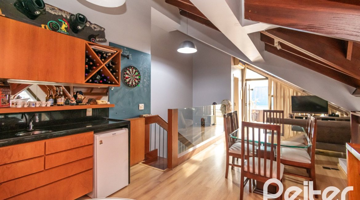 Cobertura à venda com 175m², 3 dormitórios, 1 suíte, 3 vagas, no bairro Tristeza em Porto Alegre