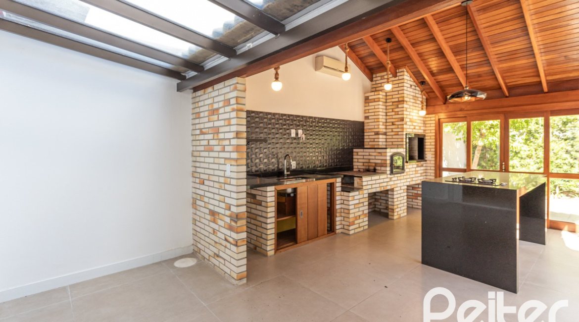 Casa à venda com 260m², 4 dormitórios, 1 suíte, 3 vagas, no bairro Ipanema em Porto Alegre