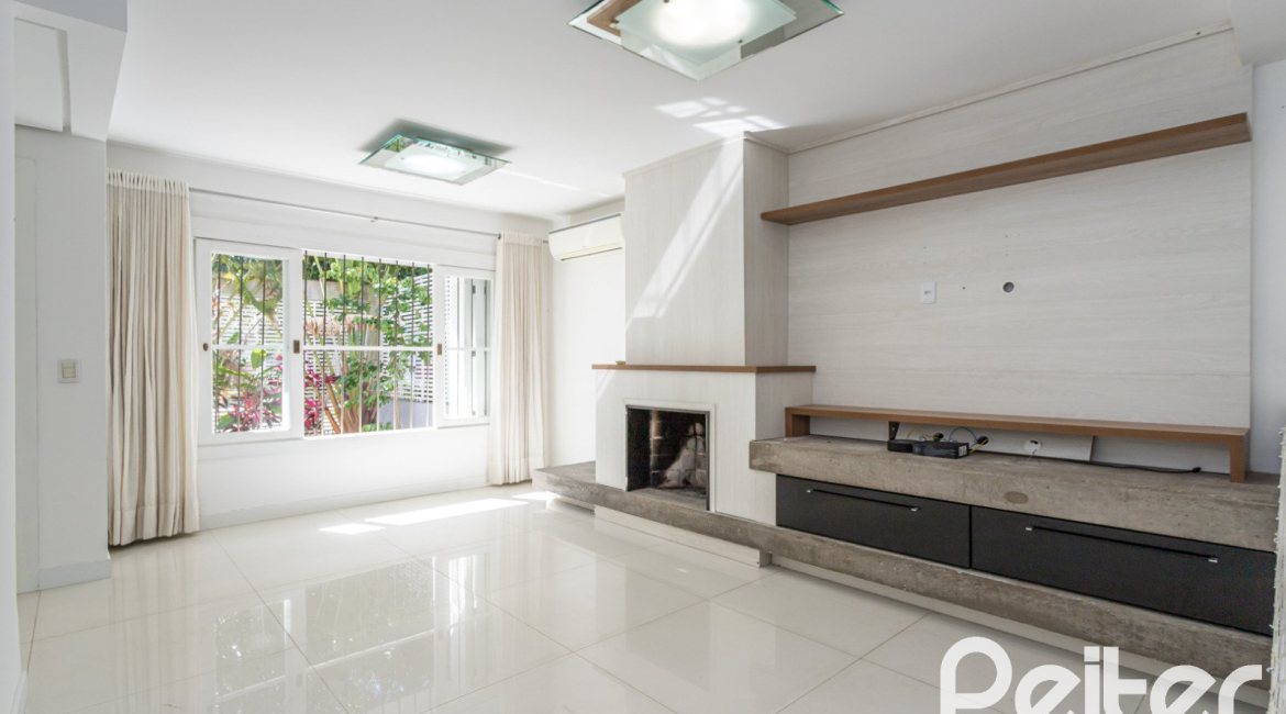 Casa à venda com 260m², 4 dormitórios, 1 suíte, 3 vagas, no bairro Ipanema em Porto Alegre