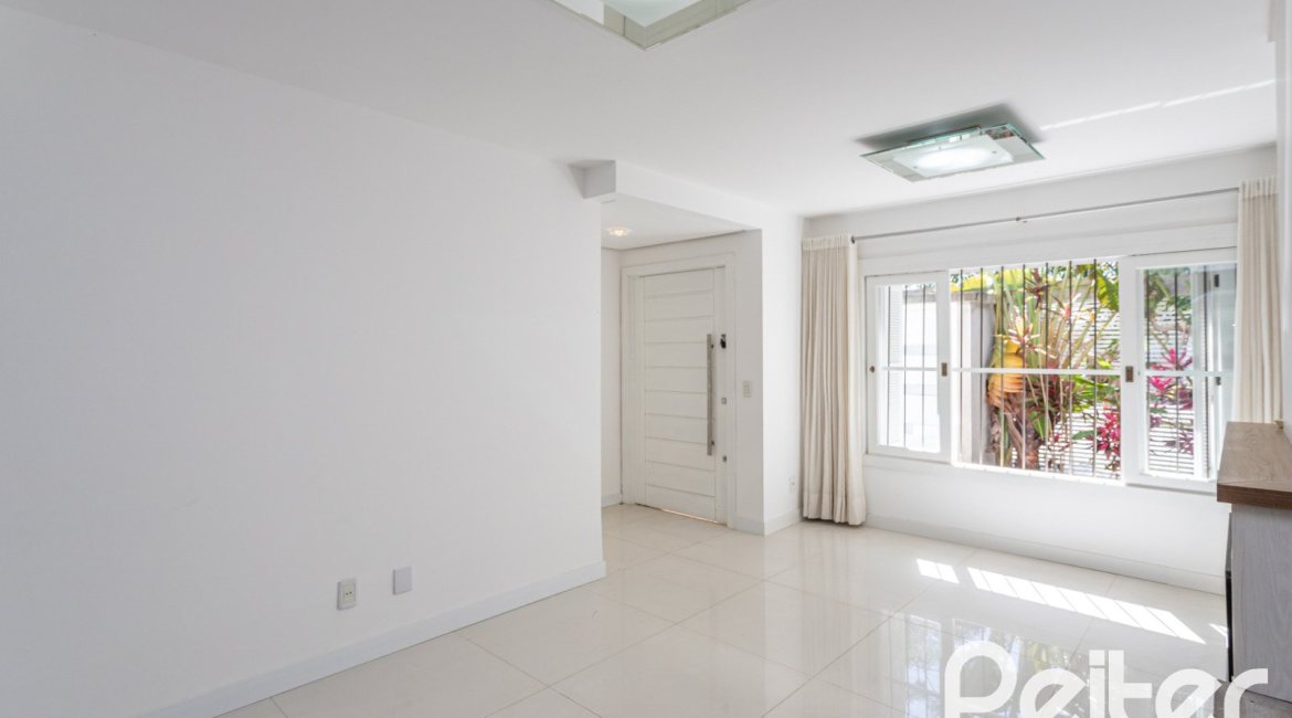 Casa à venda com 260m², 4 dormitórios, 1 suíte, 3 vagas, no bairro Ipanema em Porto Alegre