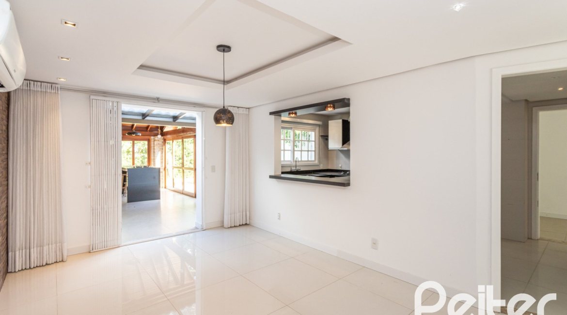 Casa à venda com 260m², 4 dormitórios, 1 suíte, 3 vagas, no bairro Ipanema em Porto Alegre