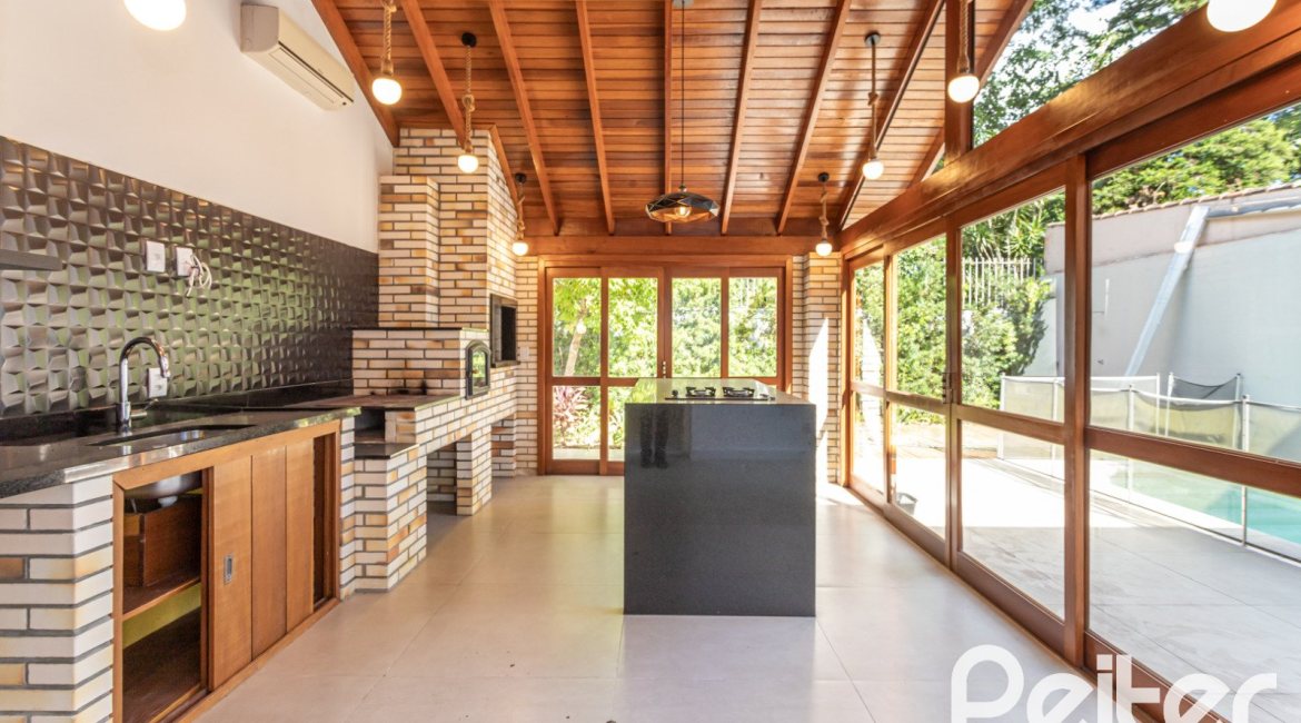Casa à venda com 260m², 4 dormitórios, 1 suíte, 3 vagas, no bairro Ipanema em Porto Alegre