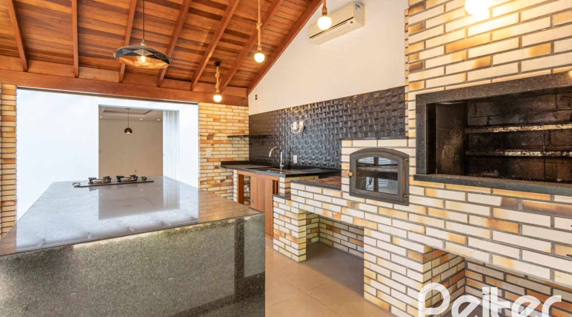 Casa à venda com 260m², 4 dormitórios, 1 suíte, 3 vagas, no bairro Ipanema em Porto Alegre