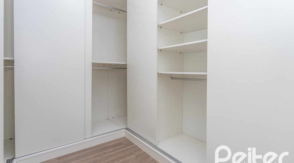 Casa à venda com 260m², 4 dormitórios, 1 suíte, 3 vagas, no bairro Ipanema em Porto Alegre