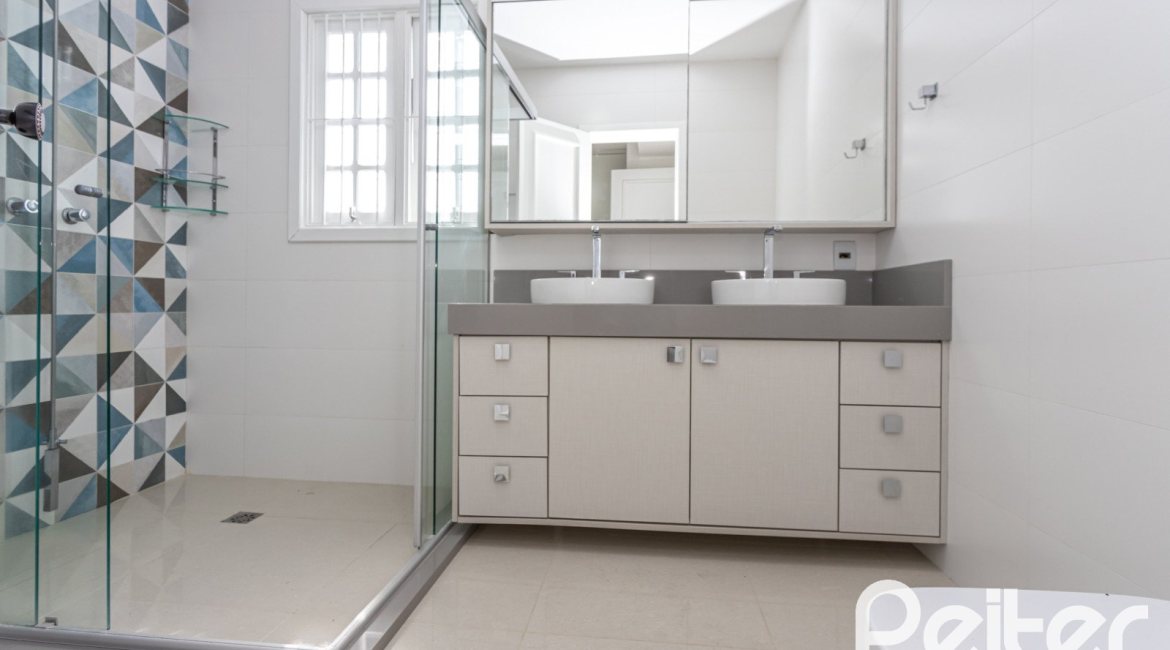 Casa à venda com 260m², 4 dormitórios, 1 suíte, 3 vagas, no bairro Ipanema em Porto Alegre