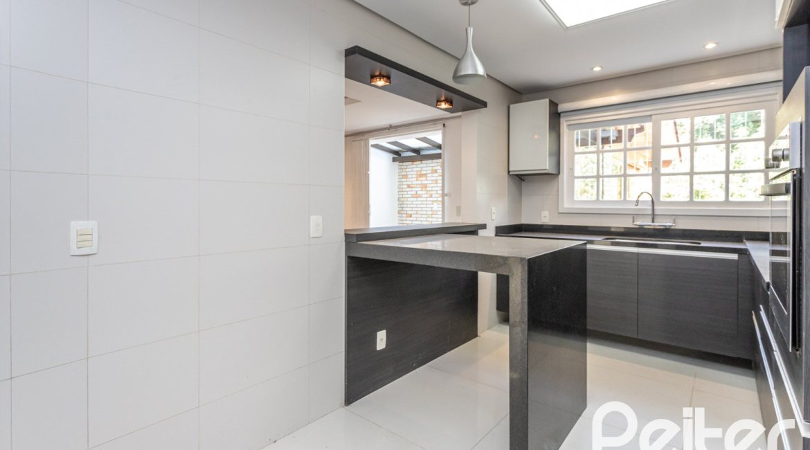 Casa à venda com 260m², 4 dormitórios, 1 suíte, 3 vagas, no bairro Ipanema em Porto Alegre